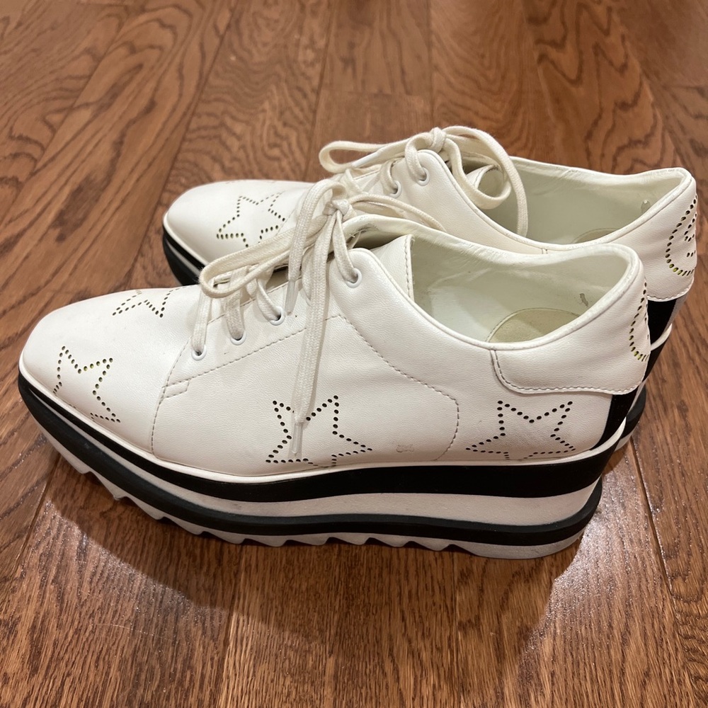 Stella mccartney elyse perforated star faux leather platform 39 sneaker